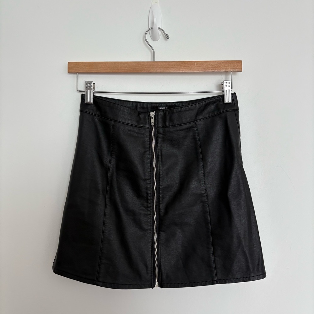 Forever 21 Womens Faux Leather Skirt Medium Black Front Zip Indie Sleaze Mini